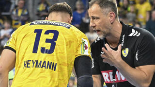 Löwen-Trainer Maik Machulla (rechts) gibt Rückraumspieler Sebastian Heymann einige Anweisungen. Der gebürtige Heilbronner hat gerade einen schweren Stand. Bild: Ruffler/PIX