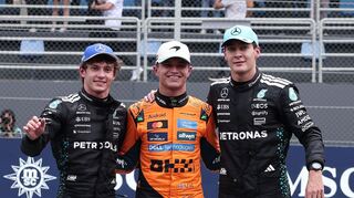 Lando Norris (M) gewann den Sprint vor Kimi Antonelli (l) und George Russell.