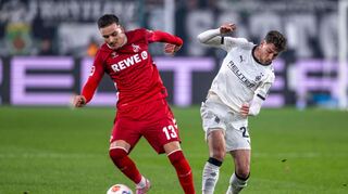 Derbyzeit am Rhein: Kölns Said El Mala (l) im Duell mit dem Gladbacher Joe Scally.