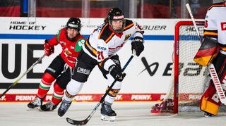 Tabea Botthof (Mitte) von den Mad Dogs Mannheim feierte mit dem DEB-Team den Turniersieg beim Deutschland Cup in Landshut.Bild: DEB/City-Press GmbH