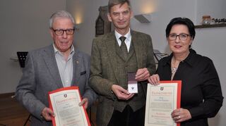 Professor Dr. Georg Seiderer (Mitte) zeichnete Christine Kastner und Alfred Beetz mit dem silbernen Bundesabzeichen samt Urkunde des Frankenbundes aus.