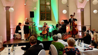 Das Bremer Salonorchester, unter anderem mit Johannes Mnich, Intendant der Tauberphilharmonie Weikersheim und Moderator, begeisterte das Publikum im Bronnbacher Bernhardsaal.