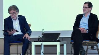 Josef Gabel (links) im Austausch mit Professor Dr, Florian Kleefeldt.