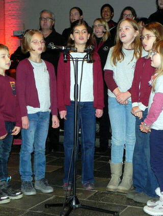 Ein sechsköpfiger Kinderchor unterstützte den Kirchenchor St. Anna bei einem Programmpunkt.