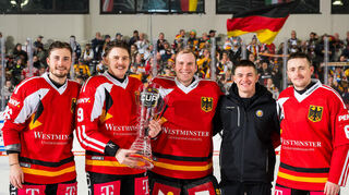 Mannheimer unter sich: Die Adler-Spieler Yannick Proske (von l. nach r.), Leon Gawanke, Maximilian Franzreb, Justin Schütz und Marc Michaelis freuen sich über den Gewinn beim Deutschland Cup.