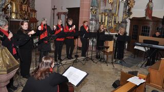 Konzert Herztöne „Herztöne“ unter der Leitung von Stefanie Buck-Neuhäuser (links) und Theresia Würzberger (Dritte von rechts) beim Konzert in Impfingen