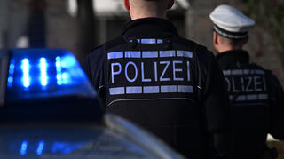 In Gemünden am Main im Landkreis Main-Spessart ermittelt die Kriminalpolizei gegen einen 20-Jährigen wegen versuchten Mordes. Der Tatverdächtige soll am Donnerstag einen 17-Jährigen mit einem spitzen Gegenstand angegriffen und verletzt haben, so die Polizei. (Symbolbild)