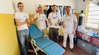 Die vier Zahnärzte aus der Region Adrian Schmitzius, Dr. Ingo Bolg, Lennart Bolg und Tim Breidenstein leisteten in Sambia unter der Schirmherrschaft der DWLF (Zahnärzte ohne Grenzen) einen humanitärem Einsatz.