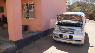 Auch das Auto diente bisweilen als Stromquelle für die improvisierte Praxis.