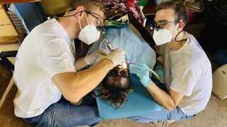 Die Behandlung in Sambia durch die Zahnärzte erfolgte unter einfachsten Bedingungen und erforderte bisweilen Improvisationskunst.