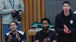 Das Würzburger Lazarett am Rande des Spiels gegen Rostock (von links) Brae Ivey, Davion Mintz und Alen Pjanic. Sie alle werden derzeit schmerzlich vermisst.