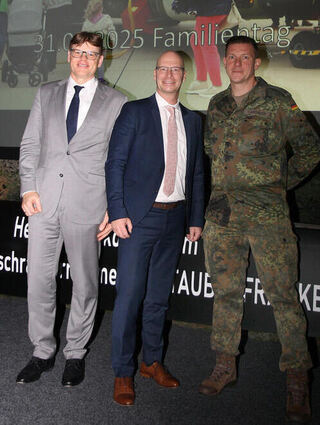Jochen Eichelmann (Mitte) mit Amtsvorgänger Martin Jauss (links) und Oberstleutnant Sven Cardinier.