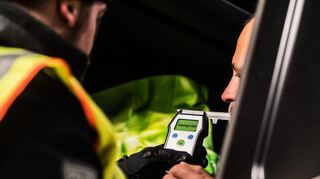 Bei Verkehrskontrollen in Würzburg und Kitzingen zeigten sich betrunkene Verkehrsteilnehmer am Sonntag wenig kooperativ und leisteten Widerstand gegen die eingesetzten Polizeibeamten. (Symbolbild)