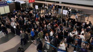 Lange Schlange wegen des Shutdowns am Flughafen Chicago.