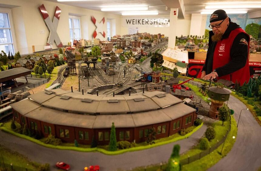 Weikersheim Railway Enthusiasts Open Doors: Model Railway Dreams in the ...