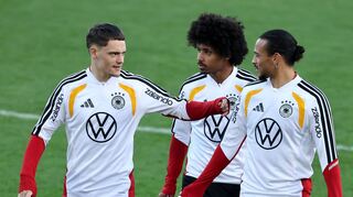 Leroy Sané (r) spielt bei der Nationalmannschaft praktisch auf Bewährung.