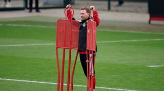 Julian Nagelsmann beobachtet das Training.