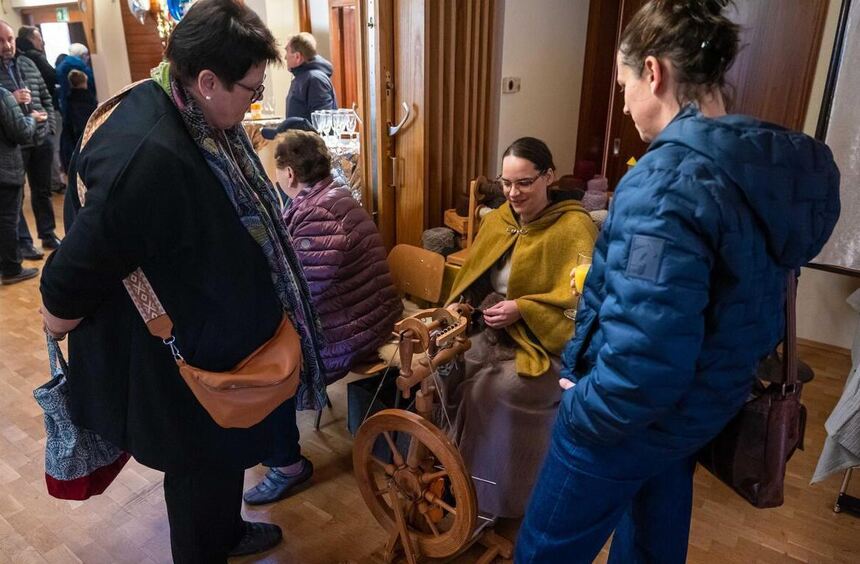 Hobby Artists' Market Draws Many Visitors to Wachbach