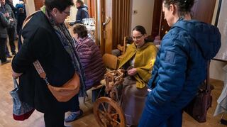 Besucherinnen und Besucher kamen mit den Künstlerinnen und Künstlern ins Gespräch und informierten sich über Techniken und Materialien.