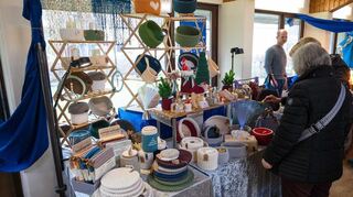 Kunst in verschiedenen Formen: Neben Textilarbeiten und Schmuck waren auch Keramik- und Holzarbeiten zu sehen.