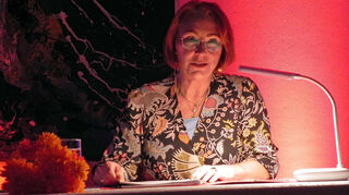 Autorin Petra Frey las aus ihrem Buch „Lizenz zum Händchenhalten“ in der Kappelle Maria Rast.