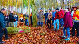 Waldbegehung des Gemeinderates: die Boxberger Gemeinderäte bekamen bei ihrer traditionellen Waldbegehung am Montag in den Distrikten „Inneres und Äußere Hüttlein“ und im „Westertal“ einen Eindruck vom aktuellen Zustand des Boxberger Stadt- und Privatwaldes. An vier verschiedenen Waldbildern erläuterte Revierförster Frank Löffler (links) und Trainee Philipp Hilmer (rechts daneben) die Situation.