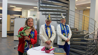 Bürgermeisterin Anette Schmidt war mit der „Rathauskröte“ zur Eröffnung des Fastnachts-kampagne durch die „Kröten“ gekommen.