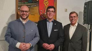 Bürgermeister Meikel Dörr (von links), Ortsvorsteher Heiko Berberich und Helmut Hotzy stellten die Bedeutung der Eingemeindung von Reinhardsachsen und Kaltenbrunn beim Festakt heraus.