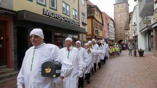 Mit Nachthemden bekleidet zogen die Narrenräng