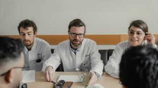 Dr. Michael Sören Balzer (Mitte) bei einer Besprechung in der Charité.