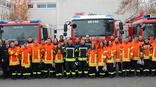 Mit den erfolgreichen Lehrgangsteilnehmern freuen sich die Ausbilder sowie die Vertreter der Feuerwehren und der Kommunen.