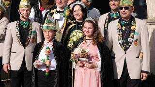 Das Kinderprinzenpaar und das große Prinzenpaar gemeinsam auf den Stufen des Rathauses – vereint starten sie in die neue närrische Kampagne.