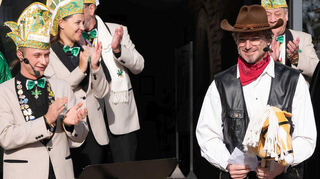 Mit Sheriffstern und Steckenpferd: Der Bürgermeister nimmt seine Rolle mit sichtbarem Augenzwinkern wahr.