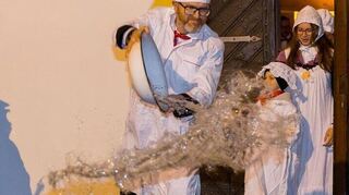 Das Leeren des vollen Nachttopfs gehört dazu.