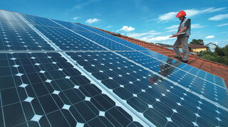 Die Photovoltaik-Anlage auf dem Dach der Schule im Stadtteil Reinhardshof. Dank der Erzeugung erneuerbarer Energie spart der Eigenbetrieb Gebäudemanagement Stromkosten.