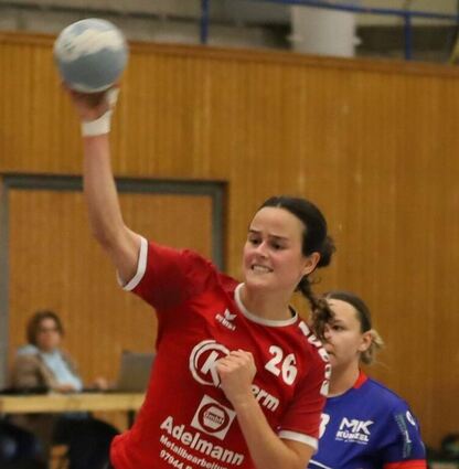 Anna Winkler lenkt bei den Landesliga-Handballerinnen der HG Königshofen/Sachsenflur das Spiel.