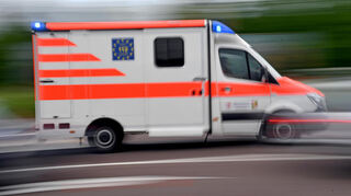 Der 17-jähriger Motorradfahrer wurde mit schweren Verletzungen in eine Klinik gebracht.