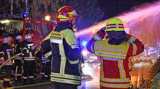 Einsatzleiter Jürgen Friedel und Kreisbrandmeister Andreas Geyer besprechen sich.