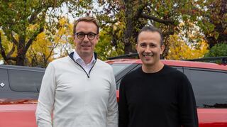 Carsten Helbing (l) und Wassym Bensaid führen das Gemeinschaftsunternehmen von VW und Rivian.