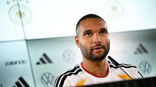Jonathan Tah hat über besondere Herausforderungen für zwei junge Nationalteamkollegen gesprochen.
