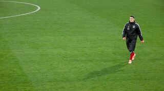 Florian Wirtz geht über den Trainigsplatz.