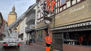 Bald ist Advent. In der Buchener Innenstadt haben Mitarbeiter des Bauhofs die Weihnachtsbeleuchtung aufgehängt.