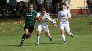 Der FC Creglingen (in Weiß) empfängt den VfB Bad Mergentheim.