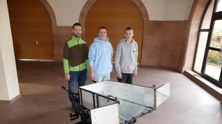 Leonas Weidmann (Mitte) und Leon Kempf entwickelten bei den kreativen Köpfen eine rückenschonende Schubkarre mit allerlei Zusatzmöglichkeiten für den Transport von Gartengeräten. Als Fachexperte unterstützte sie unter anderem Ralf Ballweg.