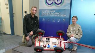 Der Bollerwagen mit Motor von Amelie Roth erleichtert das Ziehen eines Bollerwagens auch bei langen Touren. Unterstützt wurde sie unter anderem von Fachexperte Jonas Wukovich.