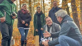 Dialog vor Ort: Wildtierbeauftragter Hans-Peter Scheifele (rechts) erläuterte gemeinsam mit weiteren Kollegen dem Ersten Landesbeamten Florian Busch (Dritter von rechts) und den Amtsleiterinnen Jasmin Kaibel (Rechts- und Ordnungsamt, Bildmitte) sowie Dr. Monique Müller (Umweltschutzamt) die Abläufe des Projektes.