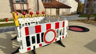 Eines der Trampoline im neuen Schlosspark ist abgesperrt.