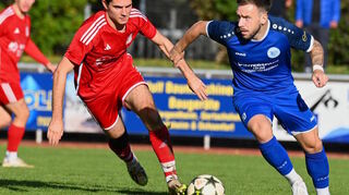 Der FV Lauda (in Blau) konzentriert sich voll und ganz: Gegen Sennfeld soll der erste von zwei Dreier vor der Winterpause her.