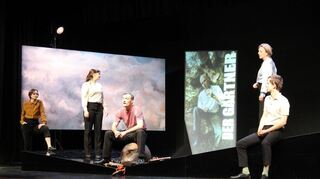 Bühnenbild, Video, Text, Pantomime und Tonspur fließen in dieser Inszenierung zu einem Gesamtkunstwerk ineinander.