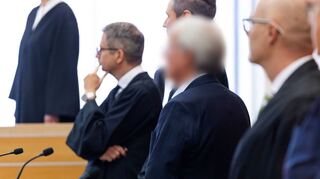 Ein weiterer größerer Prozess zur VW-Dieselaffäre hat in Braunschweig begonnen. Die Verlesung der Anklageschrift verzögerte sich aber.